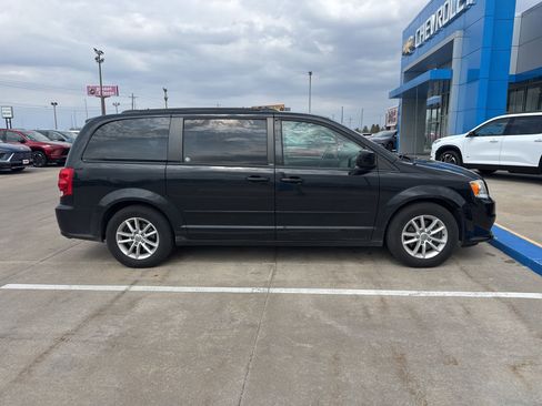 Used 2014 Dodge Grand Caravan SXT image 2