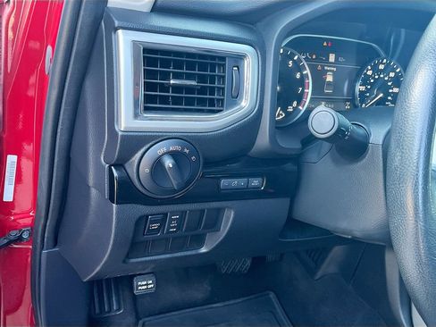 Used 2021 Nissan Titan SV w/ SV Convenience Package AWD/4WD image 10