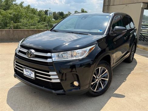 Used 2019 Toyota Highlander XLE AWD/4WD image 2