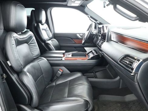 Used 2021 Lincoln Navigator Reserve w/ Luxury Package image 26