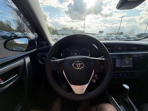 Used 2018 Toyota Corolla LE image 18