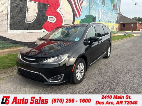 Used 2019 Chrysler Pacifica Touring-L FWD image 1