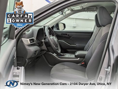 Used 2024 Toyota Highlander LE AWD/4WD image 3