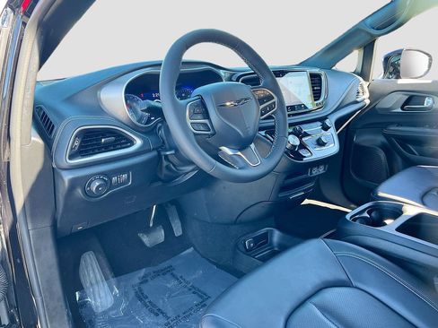 Used 2025 Chrysler Pacifica Select AWD/4WD image 7