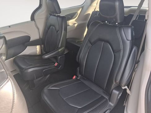 Used 2024 Chrysler Pacifica Touring-L FWD image 13
