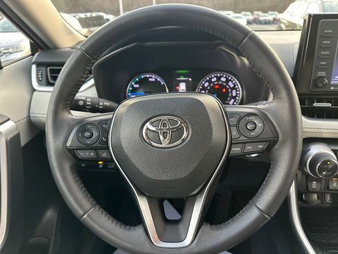 Used 2021 Toyota RAV4 XLE Premium image 19