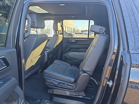 Used 2025 Chevrolet Suburban Z71 image 11