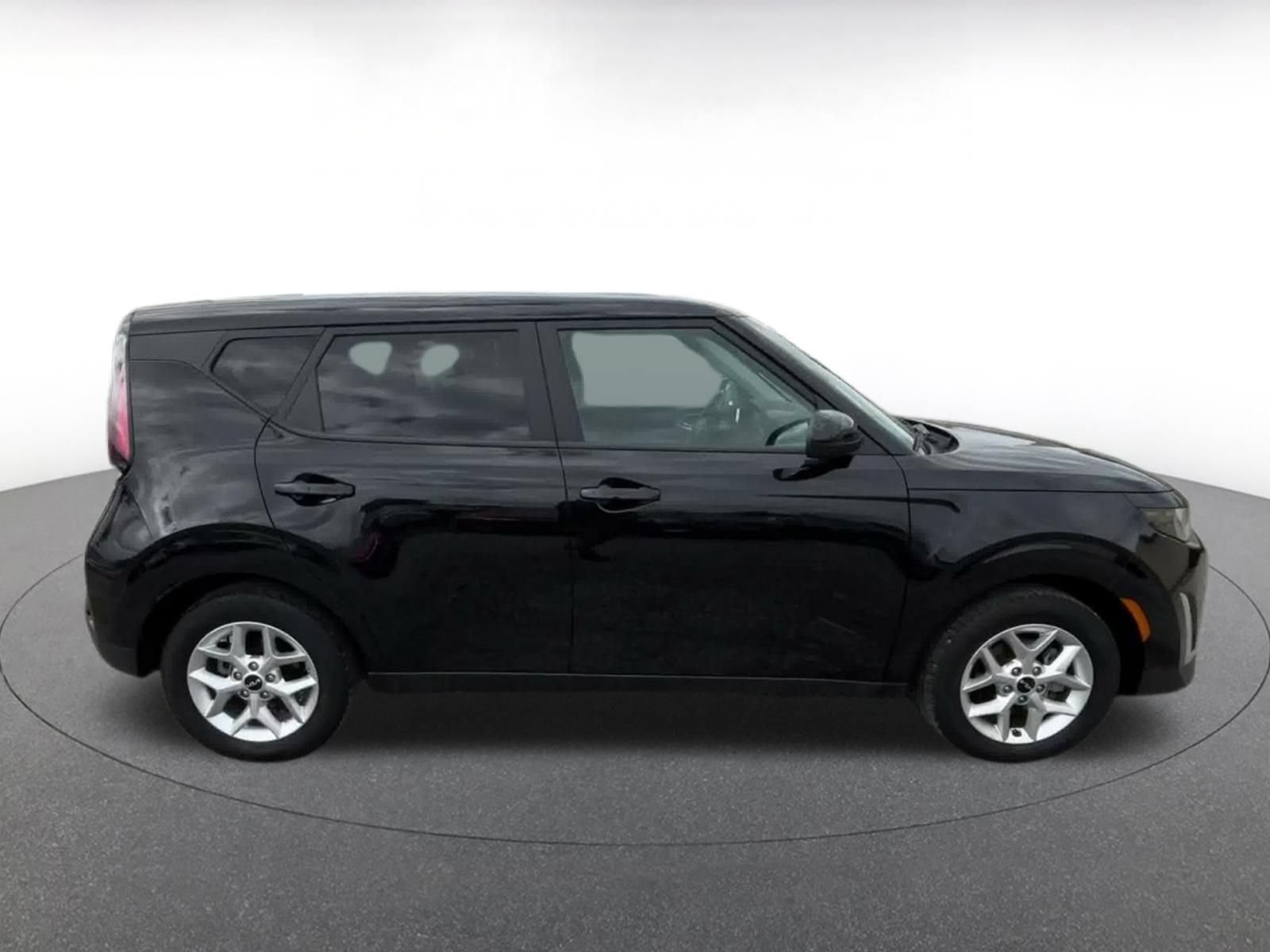 Used 2025 Kia Soul LX w/ LX Technology Package FWD image 15