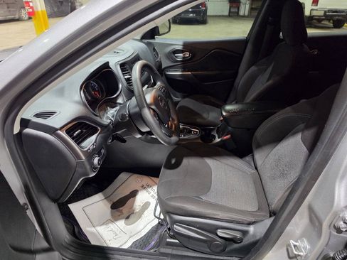 Used 2019 Jeep Cherokee Latitude w/ Popular Appearance Group FWD image 24