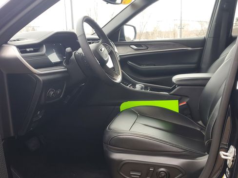 Used 2024 Jeep Grand Cherokee Limited image 8