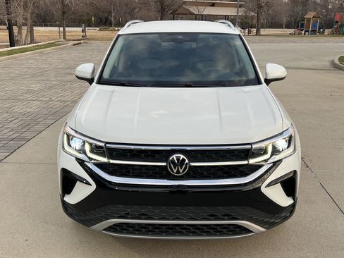 Certified 2022 Volkswagen Taos SEL image 3