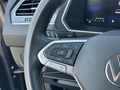 Used 2023 Volkswagen Tiguan SE w/ Panoramic Sunroof Package FWD image 22