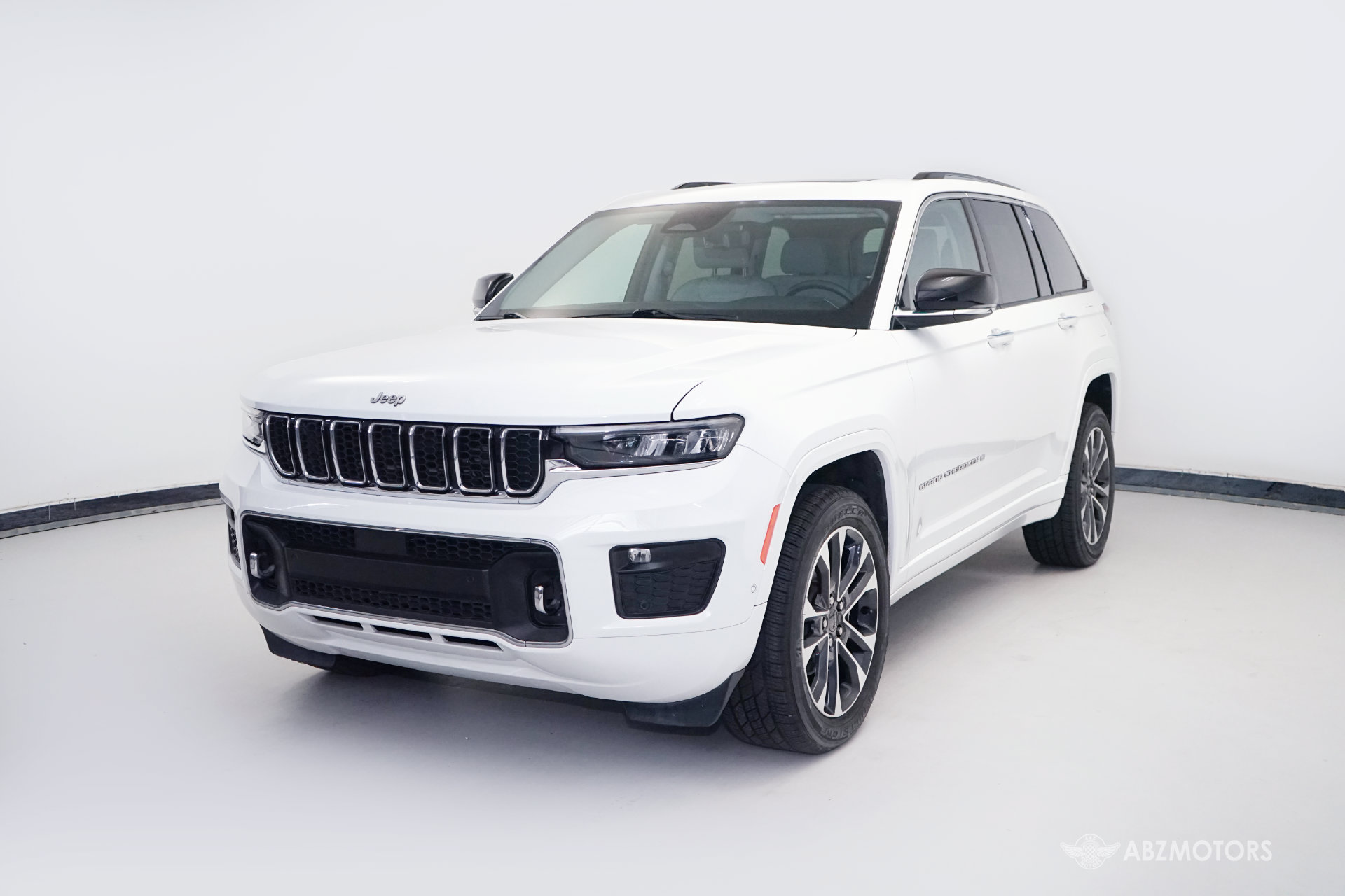 Used 2022 Jeep Grand Cherokee Overland w/ Luxury Tech Group IV RWD image 2