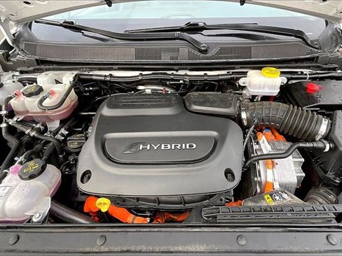 Used 2024 Chrysler Pacifica Select image 10