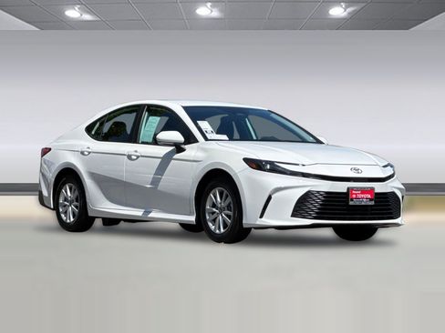 Used 2025 Toyota Camry LE FWD image 7