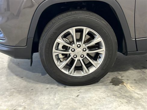 Used 2021 Jeep Cherokee Latitude Lux w/ Comfort/Convenience Group image 11