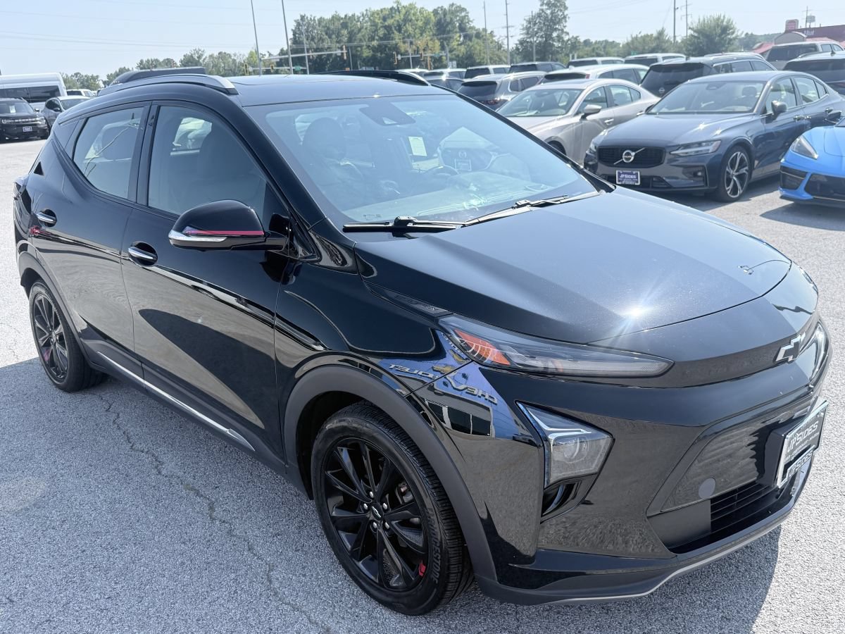 Used 2023 Chevrolet Bolt EUV Premier w/ Sun & Sound Package FWD image 3