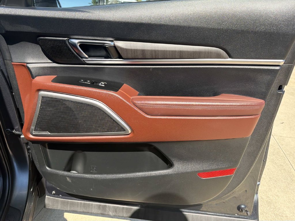 Used 2023 Kia Telluride EX w/ EX Captain's Chair Package FWD image 17