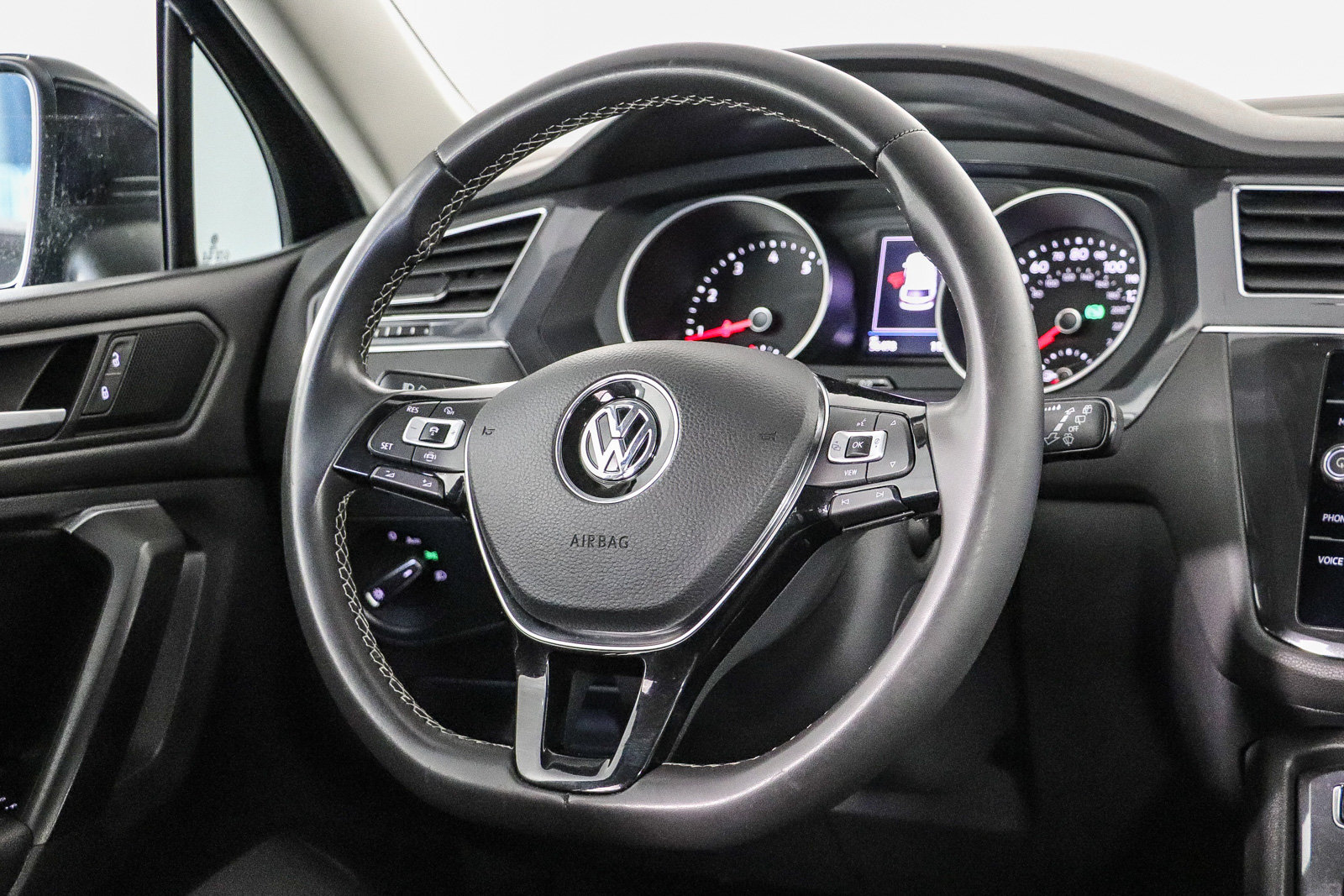 Used 2021 Volkswagen Tiguan SE w/ Panoramic Sunroof Package FWD image 16