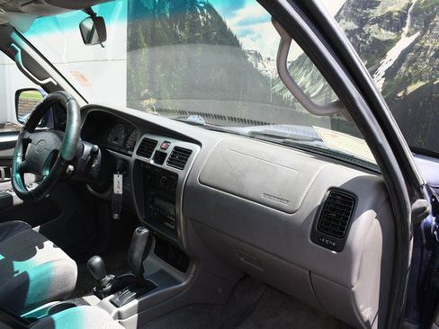 Used 2002 Toyota 4Runner SR5 AWD/4WD image 25