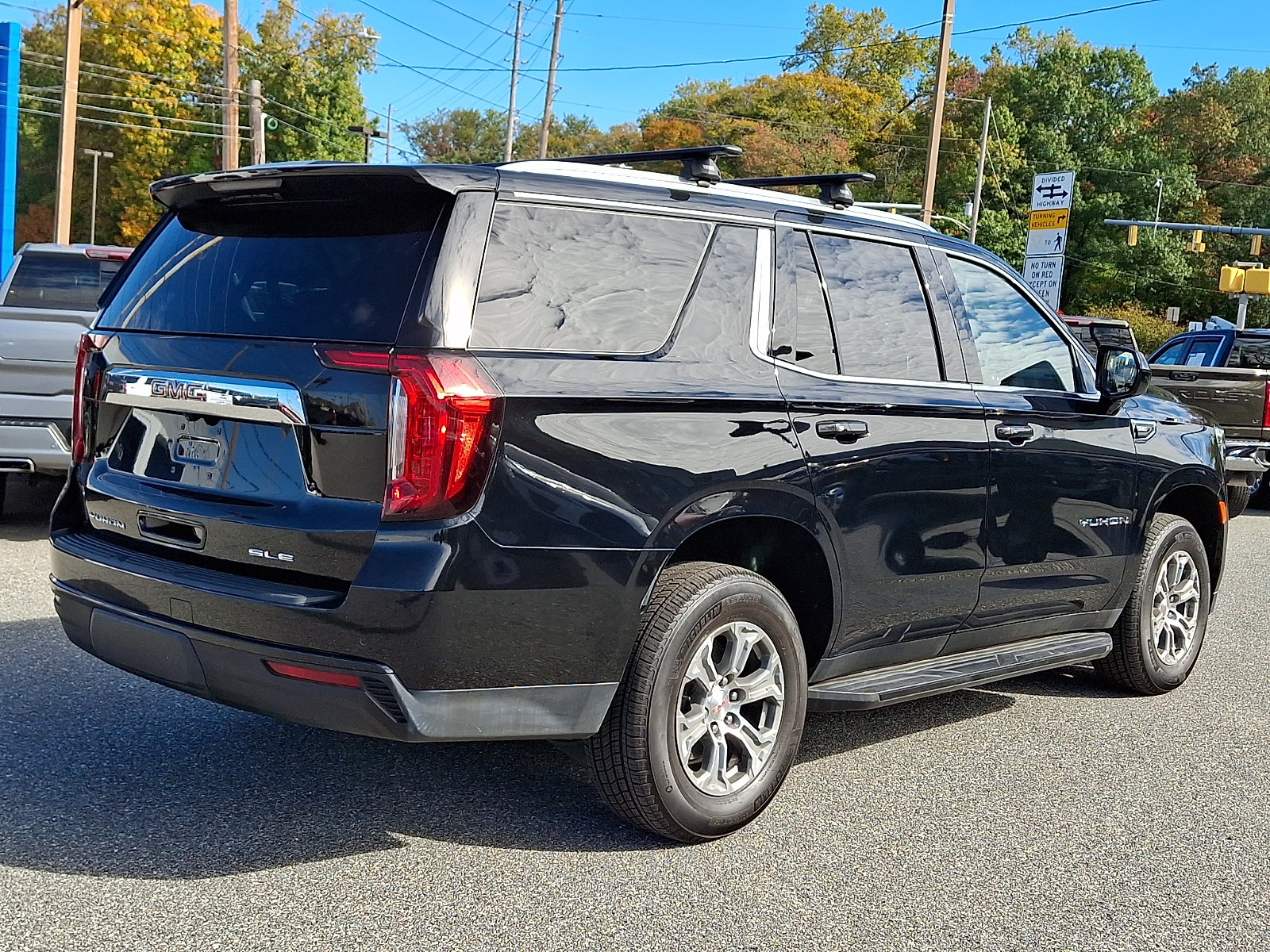 Used 2024 GMC Yukon SLE AWD/4WD image 6