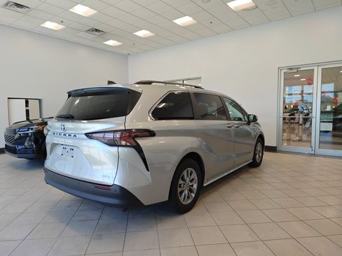 Used 2025 Toyota Sienna XLE FWD image 3