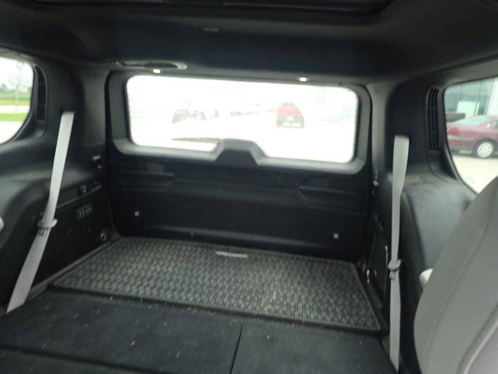 Used 2025 Jeep Wagoneer Series III w/ Premium Group I AWD/4WD image 15
