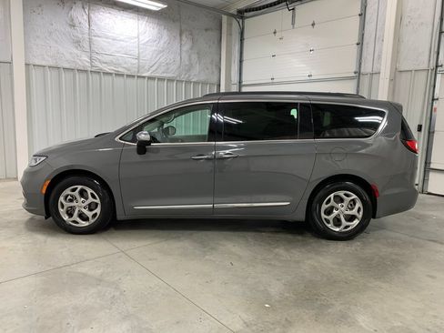 Used 2023 Chrysler Pacifica Limited FWD image 3