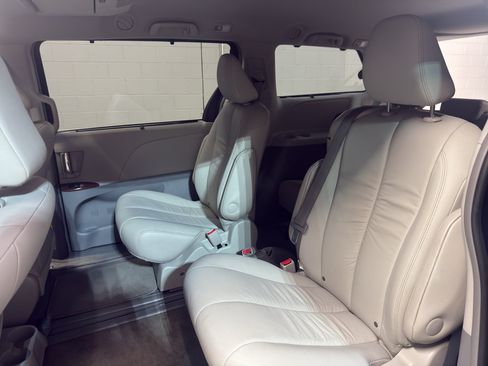 Used 2012 Toyota Sienna XLE w/ Entertainment Pkg FWD image 28