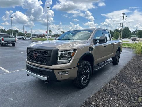 Used 2024 Nissan Titan PRO-4X w/ Pro-4x Convenience Package AWD/4WD image 4