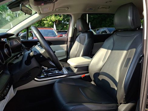 Certified 2022 Kia Carnival EX FWD image 12