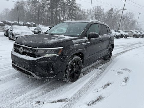 Used 2023 Volkswagen Taos SE w/ Panoramic Sunroof Package image 3