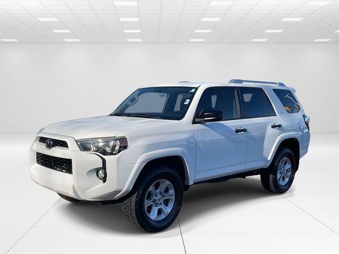 Used 2018 Toyota 4Runner SR5 image 3