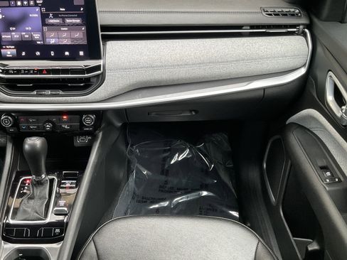 Used 2024 Jeep Compass Latitude image 23