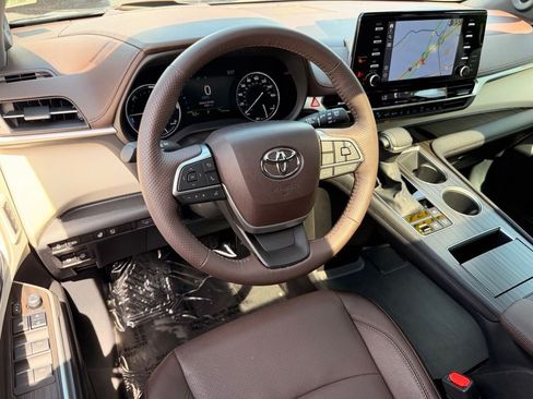 Used 2024 Toyota Sienna Platinum FWD image 23