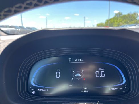 Used 2024 Hyundai Venue Limited FWD image 10