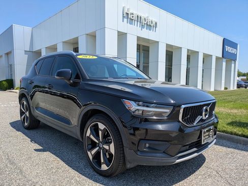 Certified 2022 Volvo XC40 T4 Momentum FWD image 2