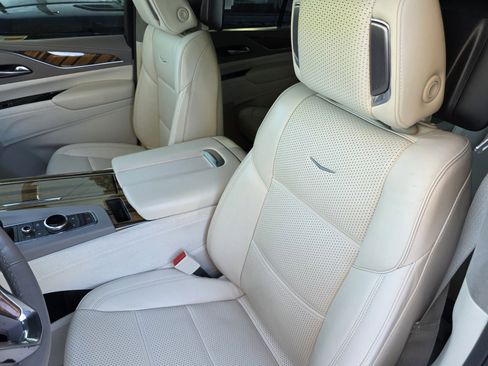 Used 2022 Cadillac Escalade Sport Platinum RWD image 12