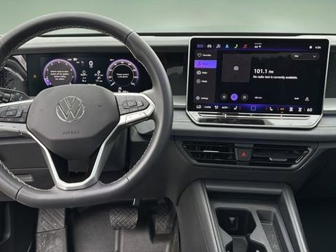 Used 2025 Volkswagen Tiguan SE image 9