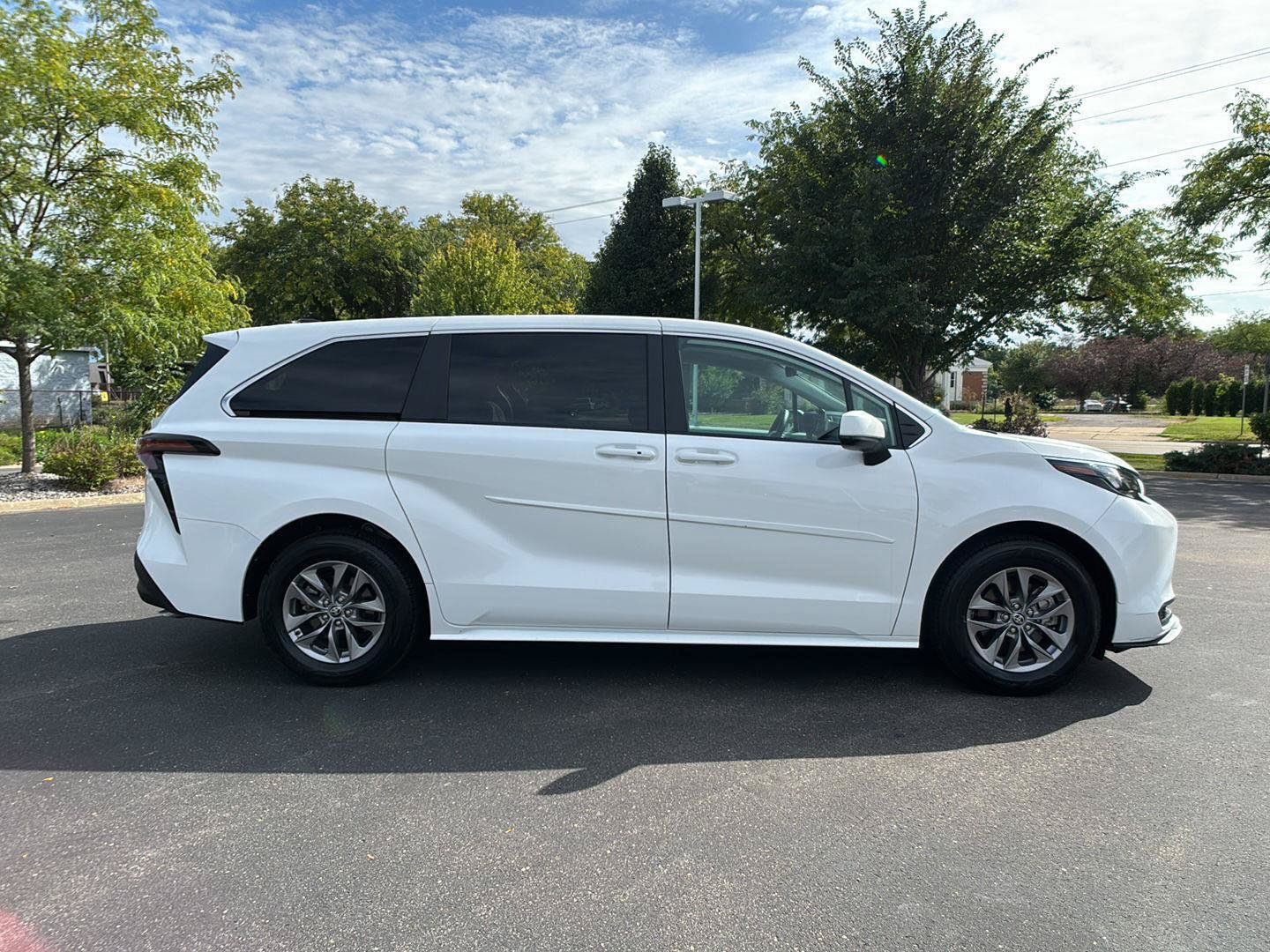 Used 2024 Toyota Sienna LE AWD/4WD image 10