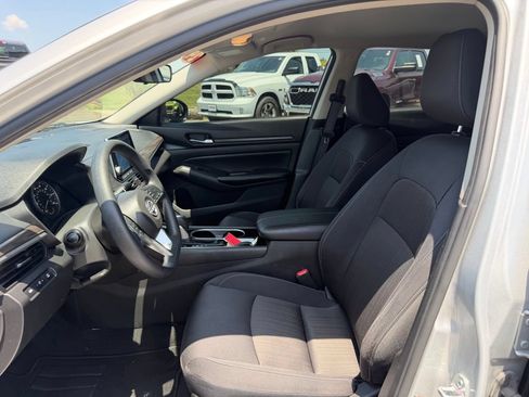 Used 2024 Nissan Altima 2.5 SV FWD image 14