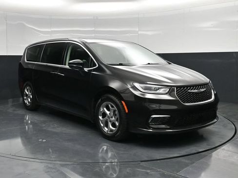 Certified 2024 Chrysler Pacifica Limited FWD image 6