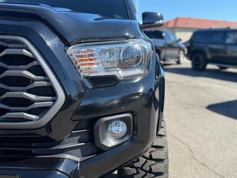 Used 2021 Toyota Tacoma TRD Sport w/ Technology Package AWD/4WD image 3