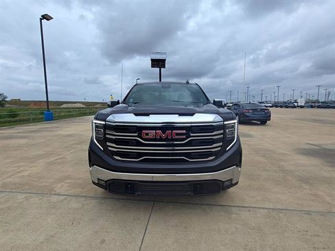 Used 2025 GMC Sierra 1500 SLT image 2