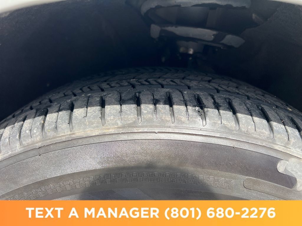 Used 2023 Chrysler Pacifica Touring-L FWD image 9