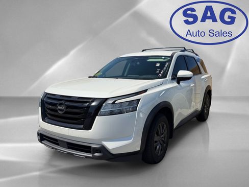 Used 2022 Nissan Pathfinder SV w/ SV Black Package FWD image 5