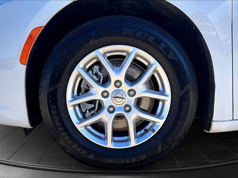 Used 2022 Chrysler Pacifica Touring-L image 9