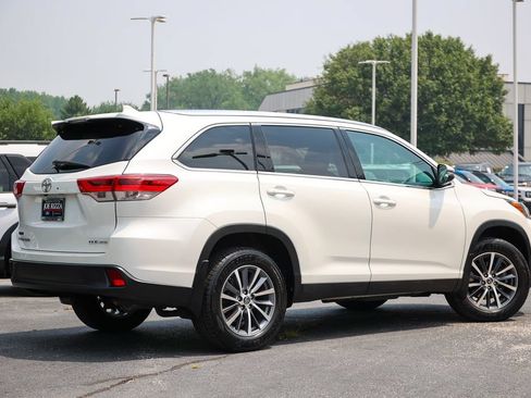 Used 2019 Toyota Highlander XLE AWD/4WD image 17