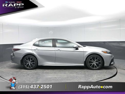 Used 2021 Toyota Camry SE image 3
