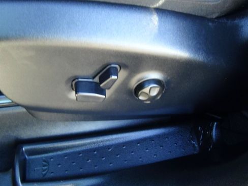 Certified 2025 Chrysler Pacifica Select FWD image 18